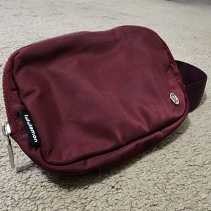 Lululemon everywhere belt bag 1L red merlot